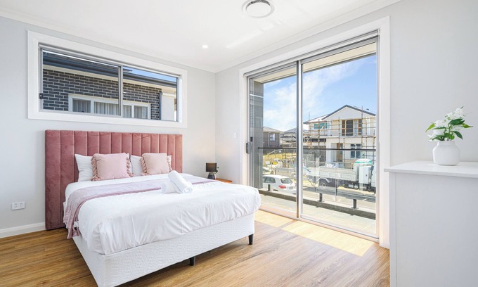 Campbelltown House | Campbelltown/5BR/Double Living Room/Convenient Transportation/Free Parking/