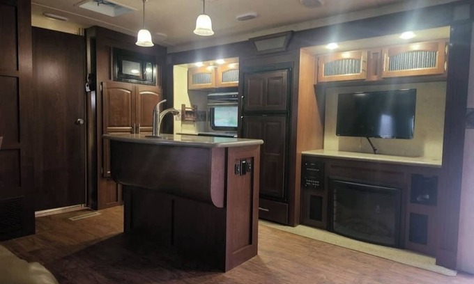 Jamestown RV Rental | Camper sleeps 4 Located at Lake Cumberland State Park Entrance. Boat Ramp 3min