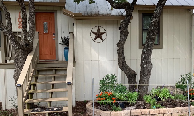 Wimberley House | Campfire Dreams - Blanco River access - s'mores, etc!
