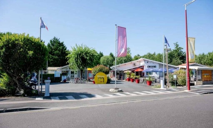 Parentis-en-Born House | Camping 4 étoiles - Piscine - eebifg
