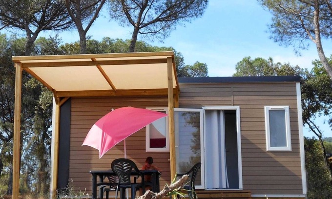 Le Muy House | Camping 5 étoiles - Parc aquatique - eebagb