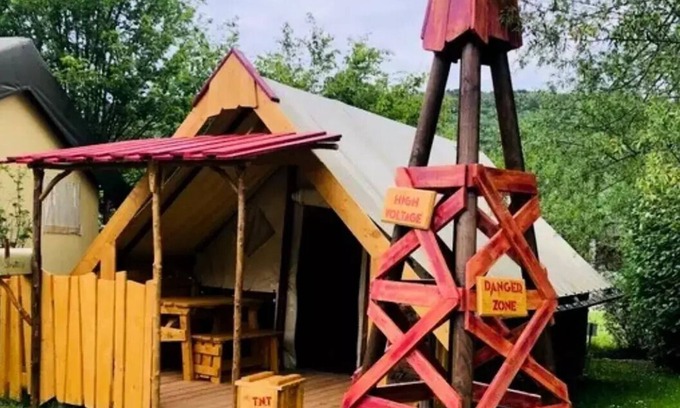 Ornans House | Camping Ecologique la Roche d'Ully* - Lodge de l'Orpailleur - 15m² - 2 bedrooms - without bathrooms, a Wild West atmosphere! 4 people