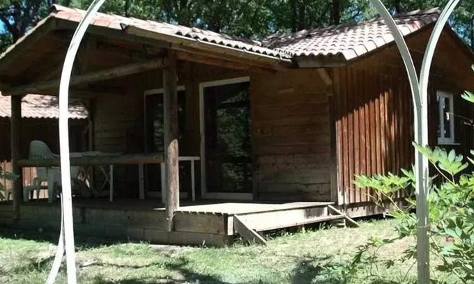 Saint-Cirq-Lapopie Ski Chalet | Camping La Truffière*** - Chalet Ombrage 3 rooms 6 persons view on the swimming pool and games