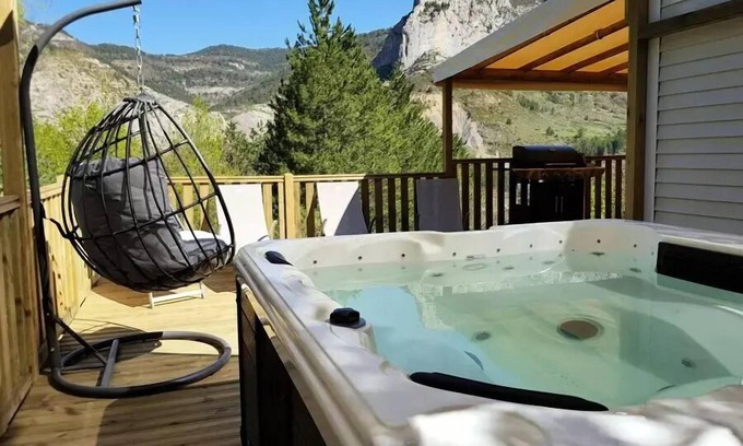Orpierre House | Camping les Princes d'Orange* - Cottage Espace Prestige + Comfort 4 rooms 6 people Air-conditioned + Jacuzzi + TV + Plancha