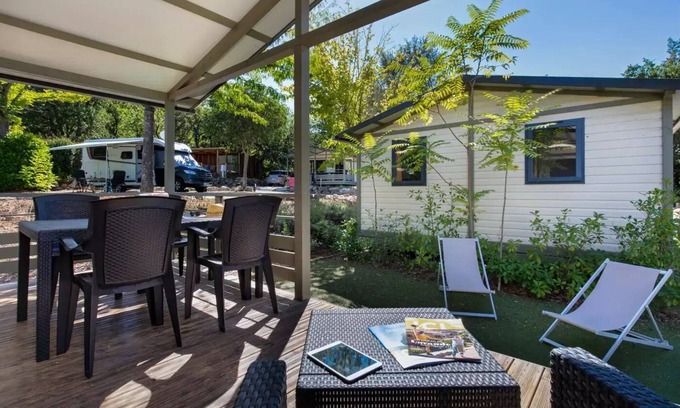 Greoux-les-Bains Ski Chalet | Camping Paradis La Pinède* - Chalet Daudet 30 m² 3 rooms 4/5 People Air-conditioned