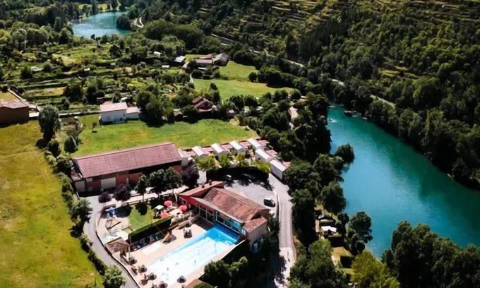 Saint-Rome-de-Tarn Ski Chalet | Campsite La Cascade * - House-Chalet 30-35m² - n°208 4 people. TV washing machine deckchair (July and August: Friday/Friday) 4 people