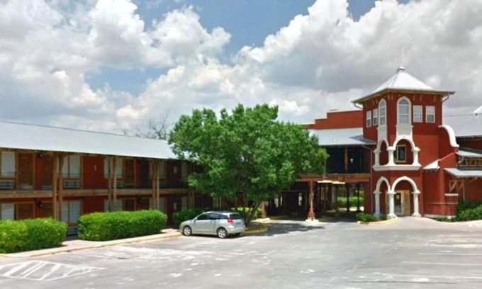 Clear Creek Hotel | Canadian Courts Motel