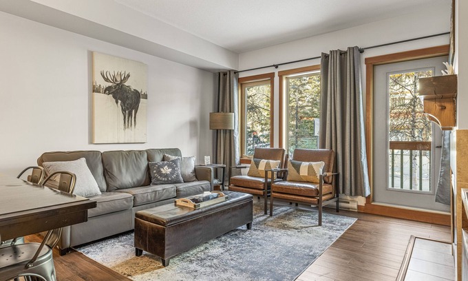 Canmore Condo | Canadiana Charm🇨🇦🏔Canmore Getaway for 7☀️Outdoor Pool & Hot tubs☀️