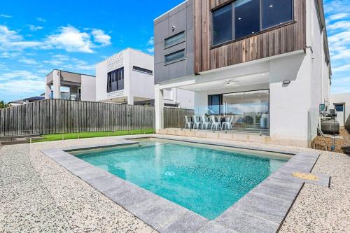 Gold Coast Apartment | Canal Bliss 4BR Waterfront Hope Island Home