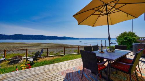 Hoodsport House | Canal Front Haven with Hot Tub