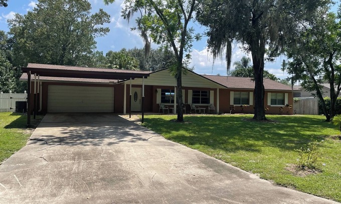Tavares House | Canal front pool home to Dora Chain of Lakes