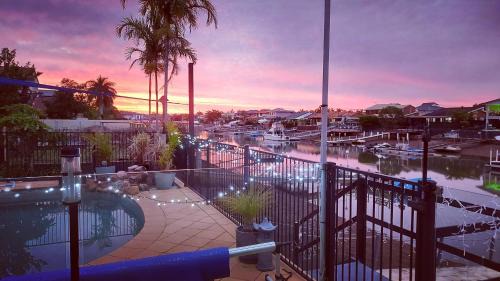 Newport House | Canal living 3 bed or 1 bed with Pool
