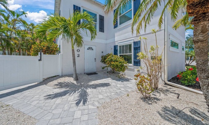 Siesta Key Village Apartment | Canal Lower-Gorgeous 3 bed 3 bath near SK Village