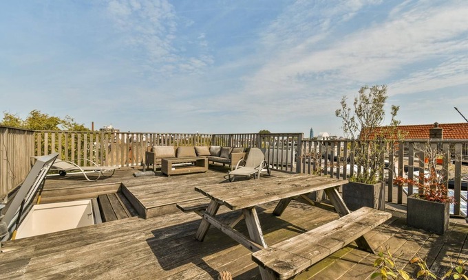 Helmersbuurt Apartment | Canal-View Apartment with Large Rooftop Terrace