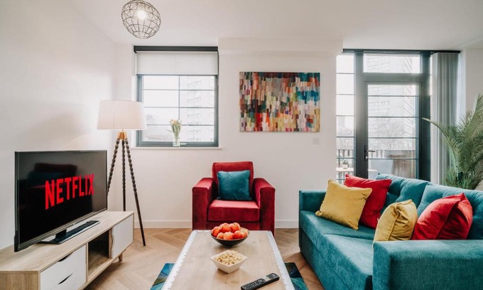 The Westside Apartment | Canal-view Stunning City Living, Fast WiFi, Contractors, Family