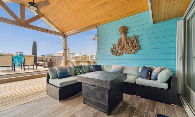 Holiday Isle House | Canalfront, Boat slip, Hot Tub, SUPs, Dogs, Beach