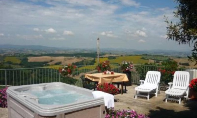 Canalicchio Apartment | Canalicchio: Apartment within farmhouse and terrace with Jacuzzi for 4 persons
