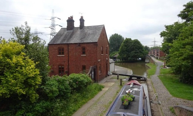 Exhall House | Canalside Lock keepers Cottage