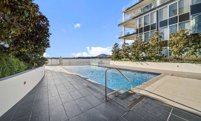 Kingston Apartment | Canberra Lakefront 2-Bed with Pool, Gym & Parking