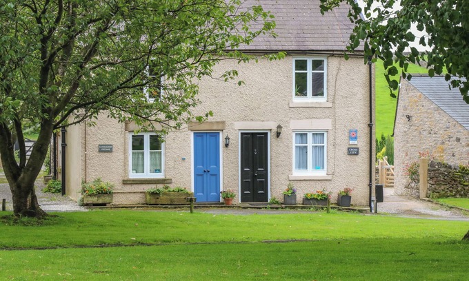 Litton Cottage | CANDLELIGHT COTTAGE, character holiday cottage in Litton, Derbyshire