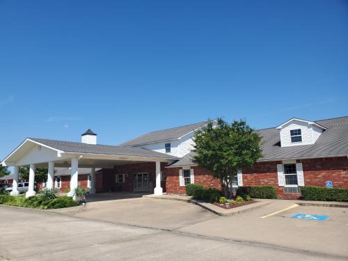 Blanco Hotel | Candlelight Inn & Suites Hwy 69 near McAlester