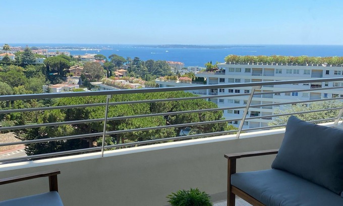 La Croix des Gardes Apartment | Cannes, beautiful sea view apartment with pool and tennis court