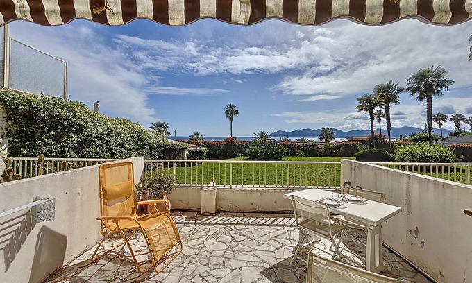 Le Suquet Apartment | Cannes near the old port, quiet studio with terrace and sea view