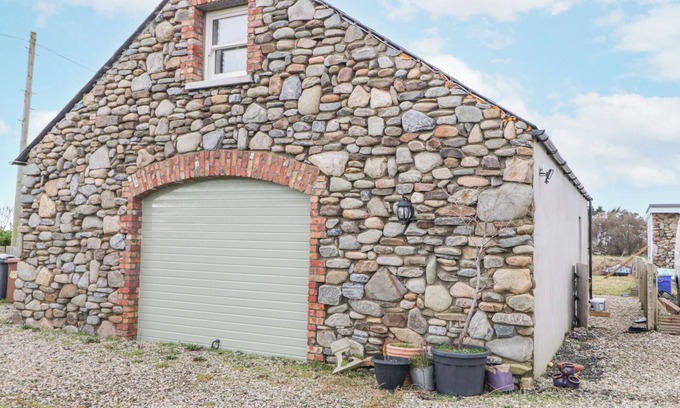 Limavady House | CANNING COTTAGE, family friendly, with a garden in Limavady