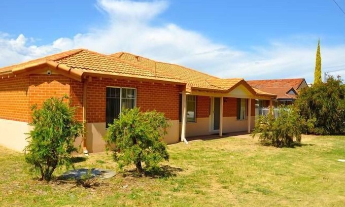 Cannington House | Cannington Home Accommodation House 1 (4 bedrooms & 2 bathrooms)