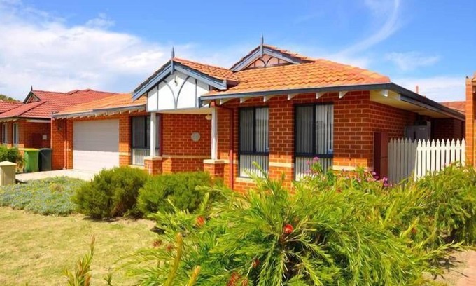 Cannington House | Cannington Home Accommodation House 2 (4 bedrooms & 2 bathrooms)