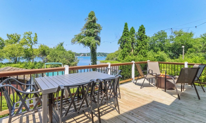 East Troy House | Canoes & Dock: Waterfront Retreat on Lake Beulah!