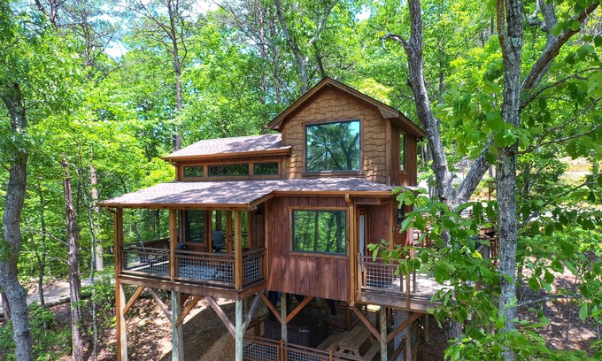 Blue Ridge Cabin | Canopy Blue Luxury Treehouse *hot tub, fire pit, swing bed, amazing views*