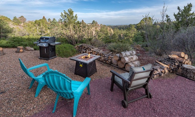 Los Alamos Apartment | Canyon and Mountain Views
