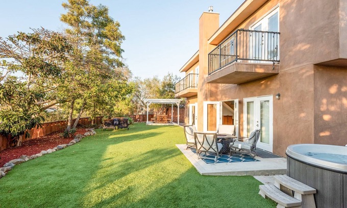 Clairemont House | Canyon Castle View House