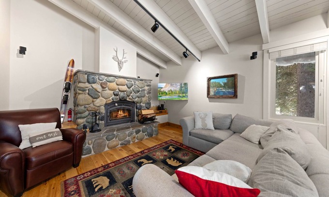 Donner Lake Woods House | Canyon Chalet by Tahoe Getaways - 4 BR, SKI LEASE, Walk to Donner
