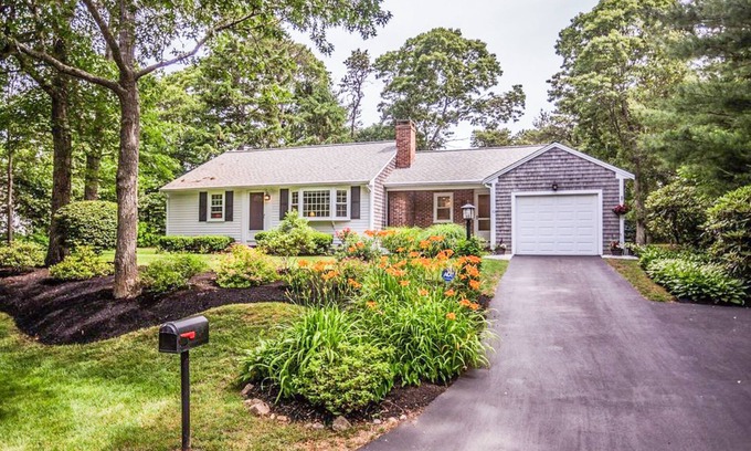 Yarmouth Port House | Cape Charmer | Walk to Market, Golf & Eateries | New Kitchen & Big Backyard