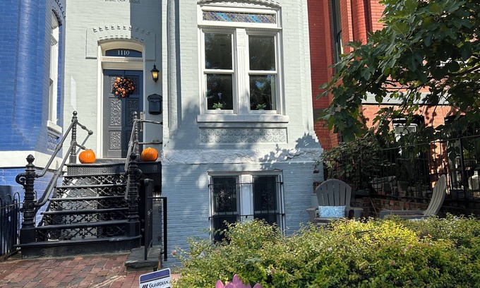Capitol Hill Apartment | Capitol Hill Gem – Walk to Metro, Dining & More
