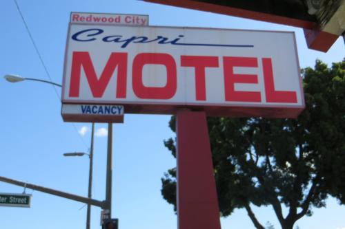 Redwood Oaks Hotel | Capri Motel