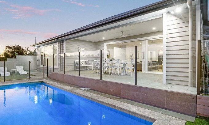 Surfers Paradise House | Capri Waterfront Resort-Style 5BR & Pool