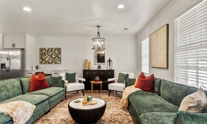 Northport House | Capstone Manor Luxe Design 3bd2ba No Fees Central yet Tranquil