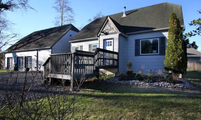 Warrenton House | Captain Butters Lakehouse