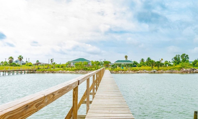 Rockport House | Captain Dave's | Private, Lighted Fishing Pier!