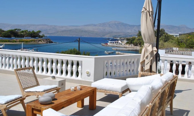 Oinousses Hotel | Captain Diamantis Mansion