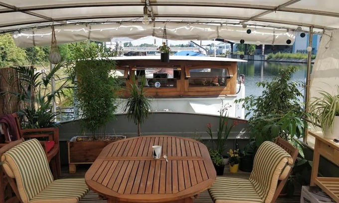 Orangerie Boat Rental | Captain's cabin: Cosy flat on a house boat