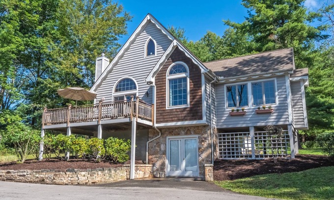 McHenry House | Captain's Cabin | Hot Tub, 5 Mins to Wisp Resort!