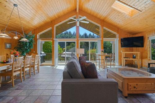 Neahkahnie Beach House | Captain's Hideaway