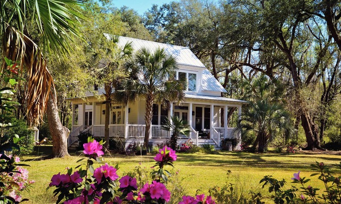 Johns Island Cottage | Captain's Quarters Charming 2-bedroom cottage in superb Johns Island