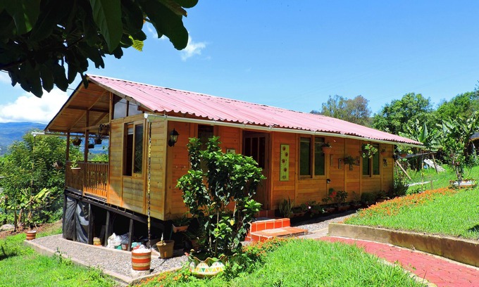 Ubaque Cabin | Caracolí Cabin. Quiet, on the way to the lagoon, one minute from town!
