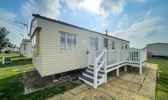 Clacton-on-Sea House | Caravan for hire at St Osyth Beach Holiday Park in Essex ref 28107Y