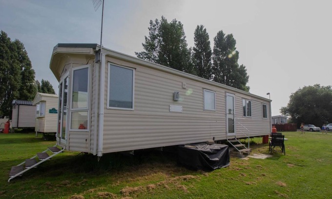 Colchester House | Caravan for hire at Coopers Beach Holiday Park in Mersea Island ref 49042S
